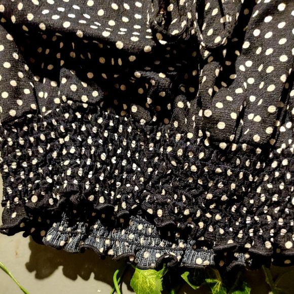Blue cropped top with white polka dots. - Picture 3 of 4